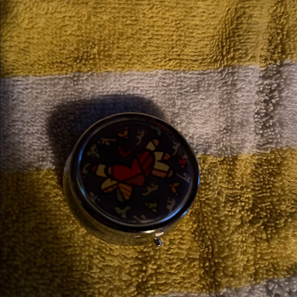 Romero Britto with red, yellow blue pillbox. Rare! - Picture 8 of 8